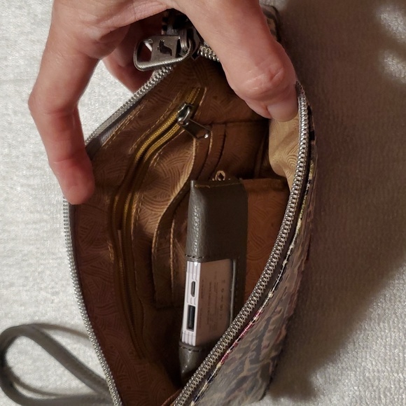 Sakroots Charging Station Clutch  Wristlet Bag - Picture 6 of 10